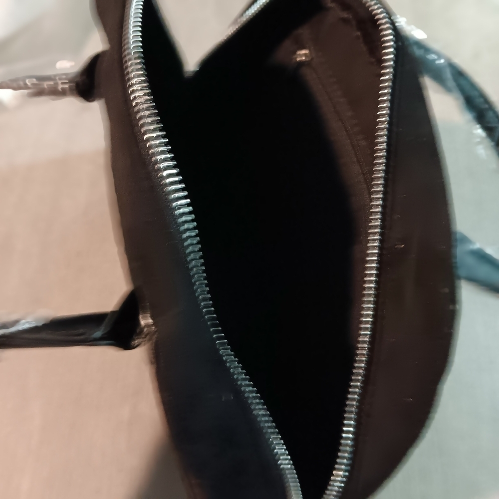 Elegant Black Handbag - Picture 2 of 5